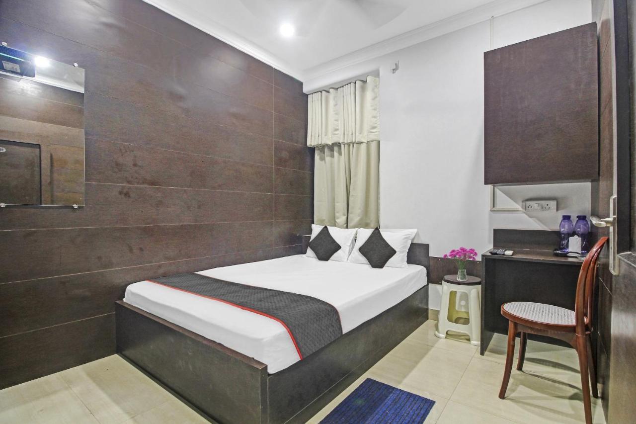 Hotel Super Townhouse Centre Point Near Esplanade Metro Station 4*