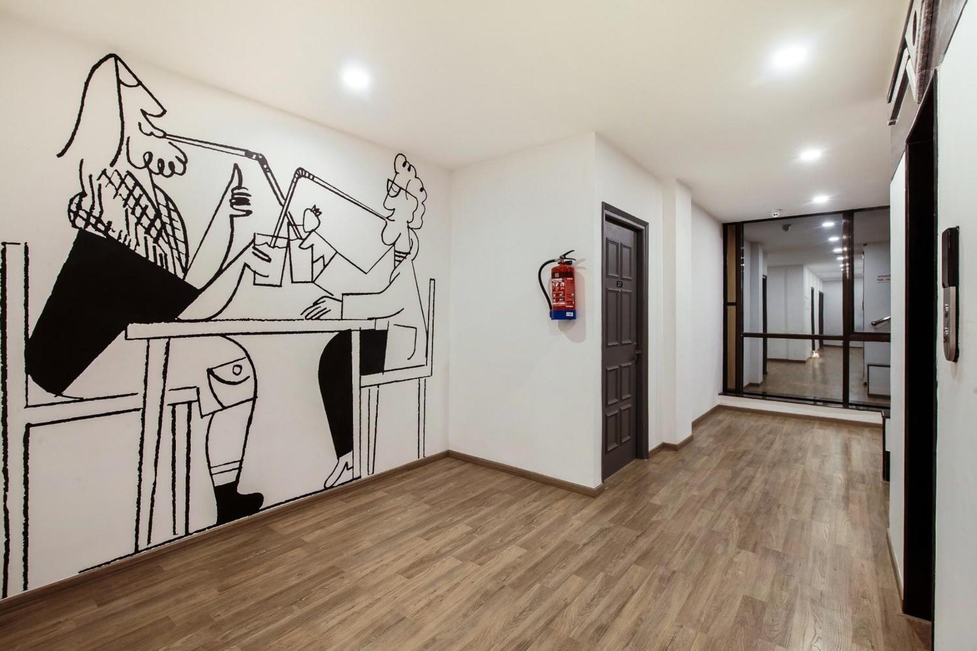 Super Townhouse Centre Point Near Esplanade Metro Station Hotel