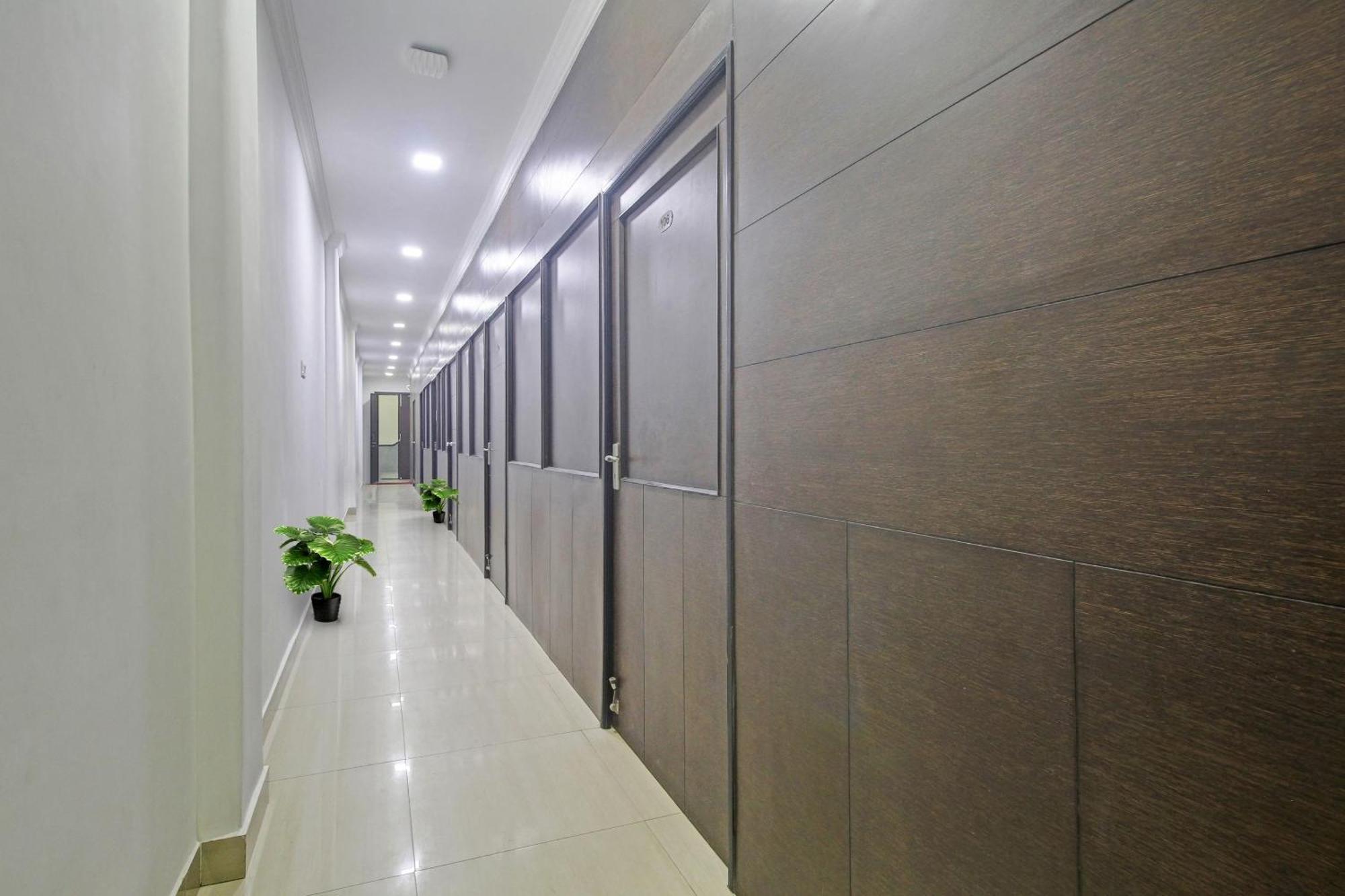 Super Townhouse Centre Point Near Esplanade Metro Station 4* Kolkata