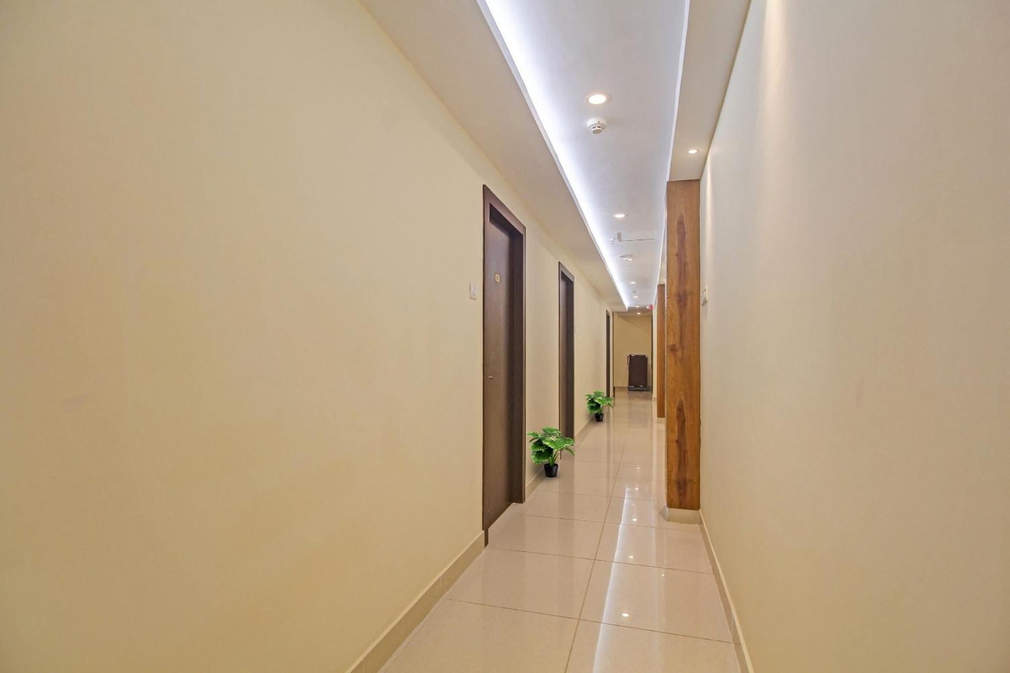 Super Townhouse Centre Point Near Esplanade Metro Station 4*