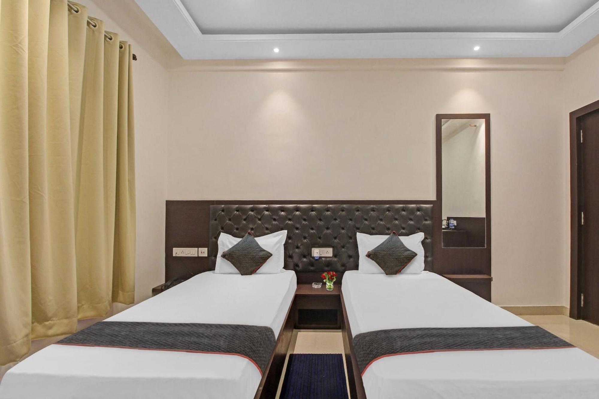 Super Townhouse Centre Point Near Esplanade Metro Station Kolkata