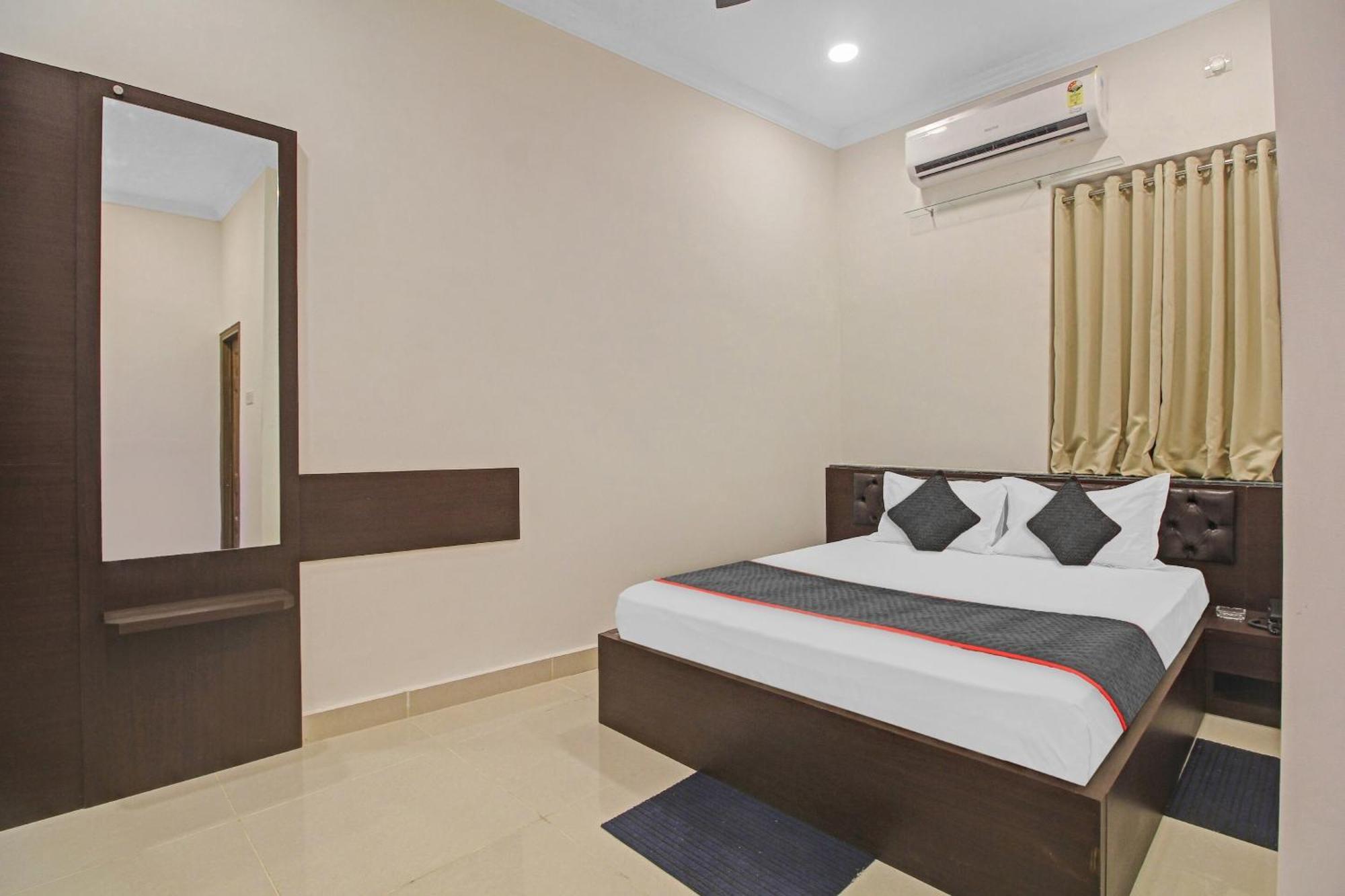 Super Townhouse Centre Point Near Esplanade Metro Station 4*